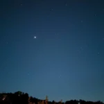 Ảnh chụp bầu trời đêm đầy sao với hàng cây ở phía dưới bằng chế độ Astrophotography của Pixel