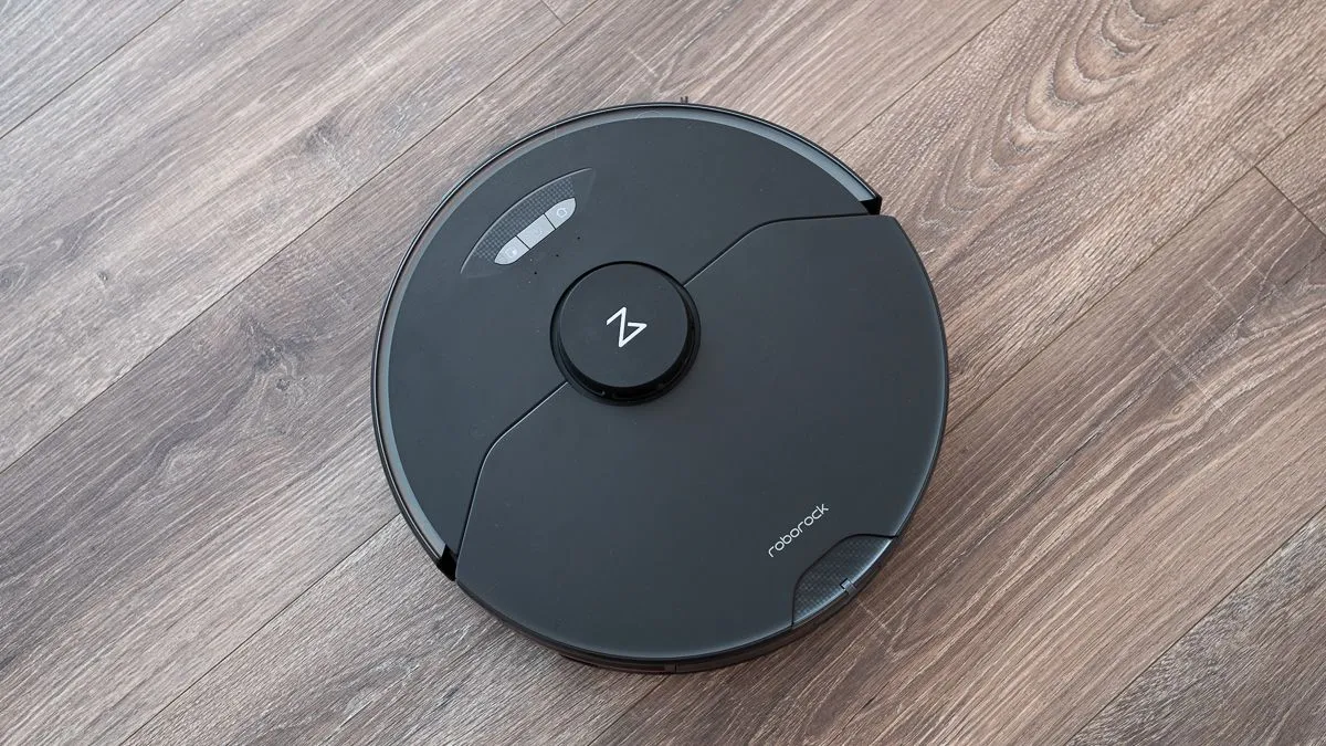 Ảnh chụp từ trên xuống của robot hút bụi Roborock S7 MaxV Ultra, hiển thị các cảm biến và thiết kế tổng thể.