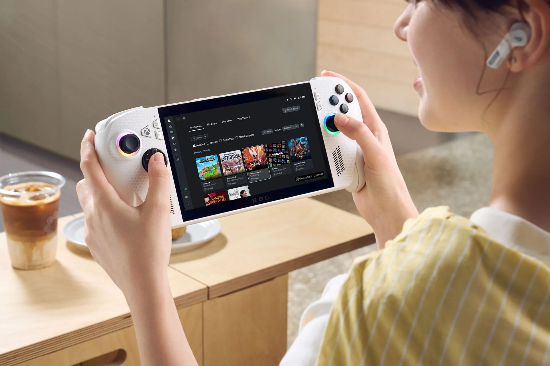 Ảnh quảng cáo người dùng đang sử dụng Xbox ROG Ally X.