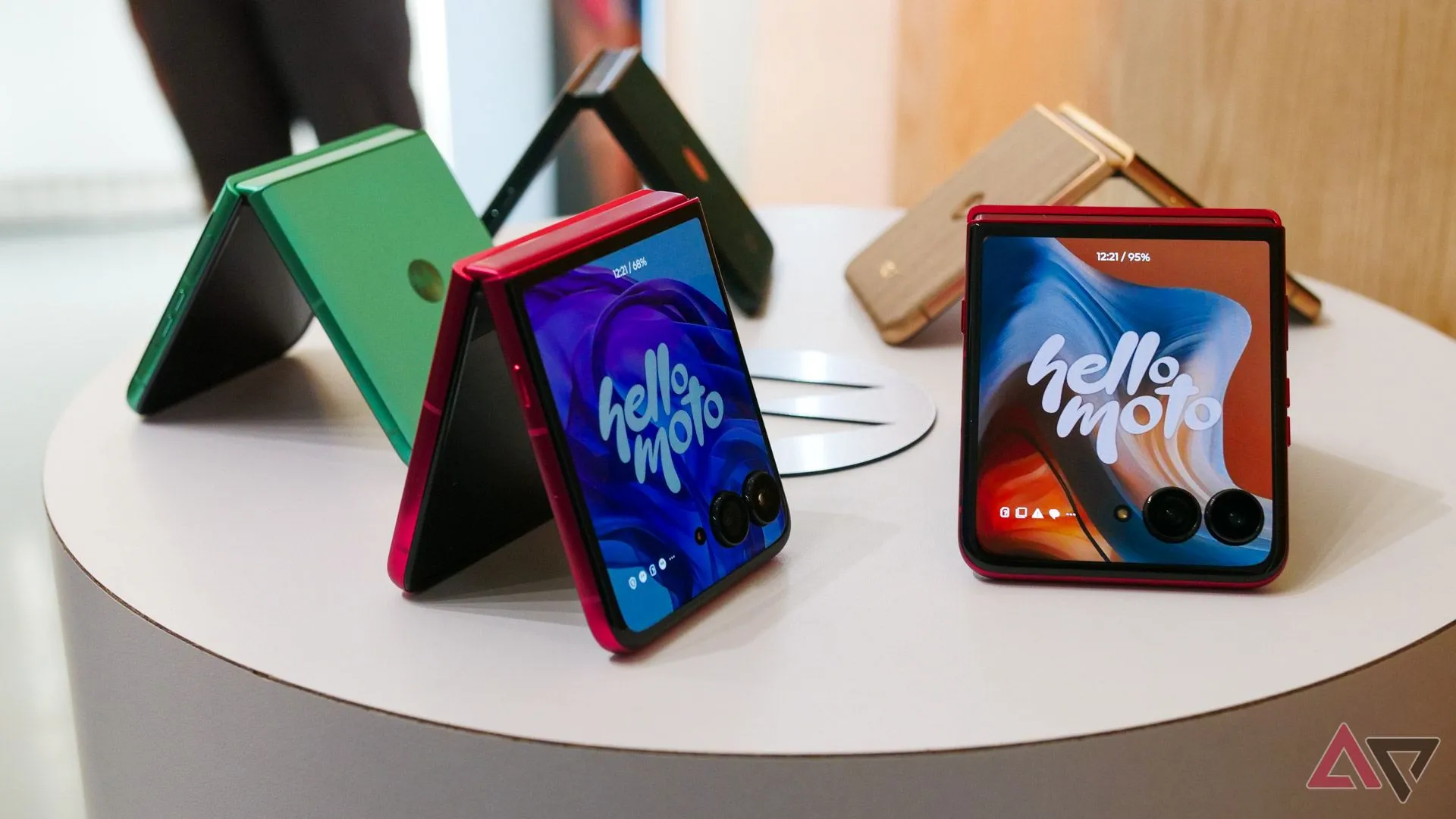 Ba điện thoại Motorola Razr 2025 (Razr, Razr+, Razr Ultra) được đặt cạnh nhau, với Razr Ultra màu xanh lá cây ở phía trước.