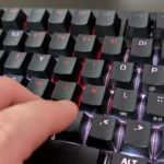 Bàn phím HyperX Alloy Rise 75 với đèn RGB hiển thị hiệu ứng khi gõ phím, minh họa phong cách và sự tinh tế trong công nghệ.