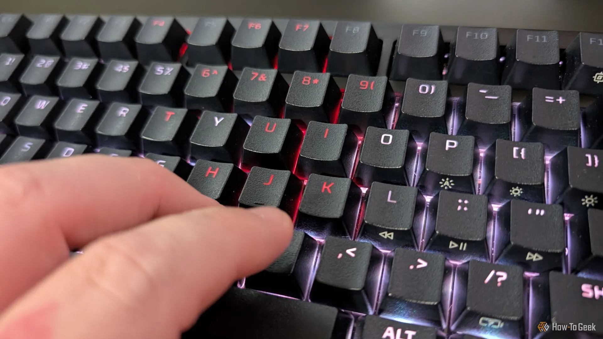 Bàn phím HyperX Alloy Rise 75 với đèn RGB hiển thị hiệu ứng khi gõ phím, minh họa phong cách và sự tinh tế trong công nghệ.