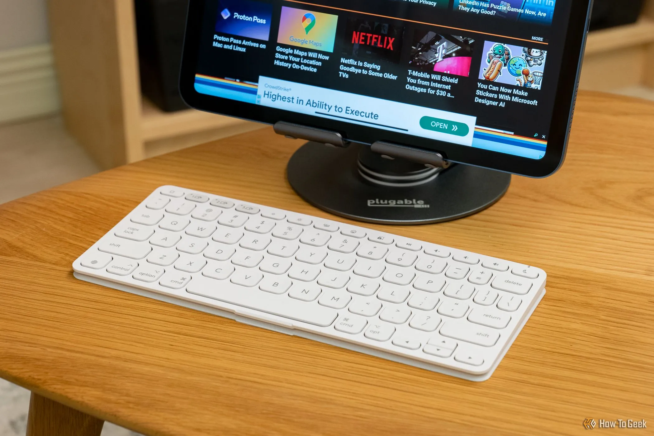 Bàn phím Logitech Keys-To-Go 2 trên bàn làm việc cùng iPad