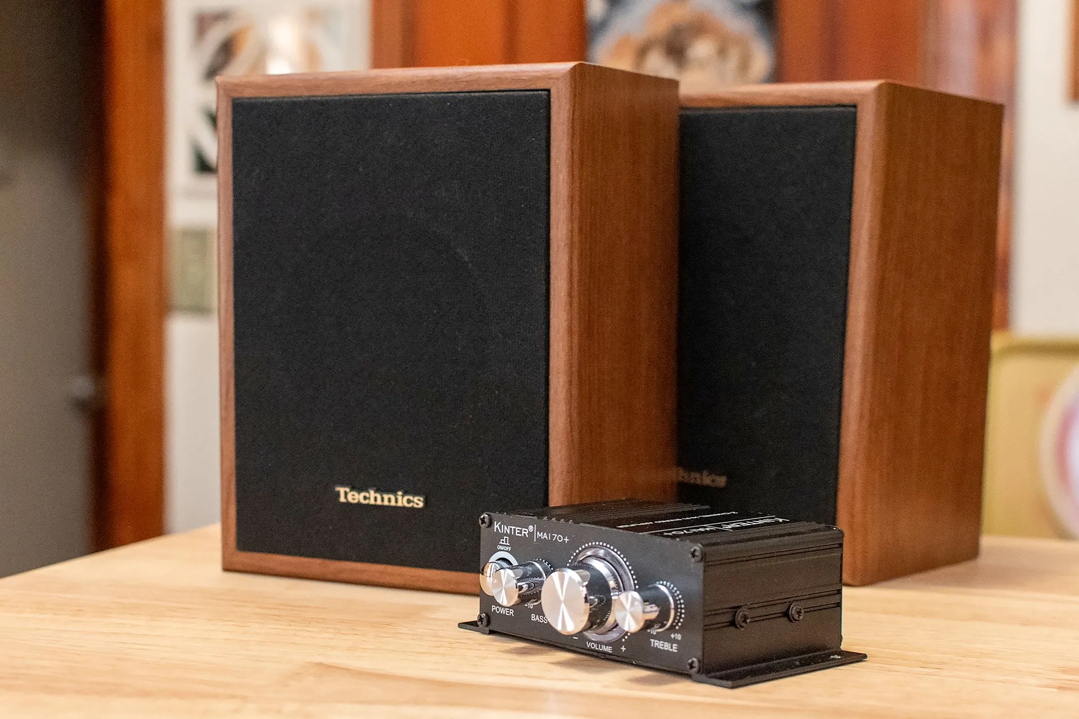 Bộ khuếch đại Kinter nhỏ gọn cùng loa Technics thụ động