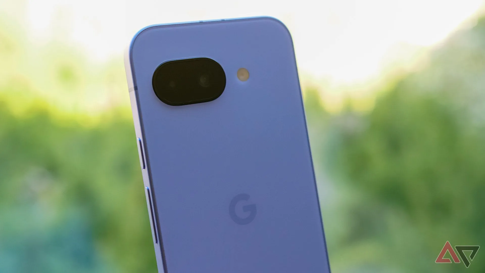 Cận cảnh mô-đun camera trên điện thoại Google Pixel 9a