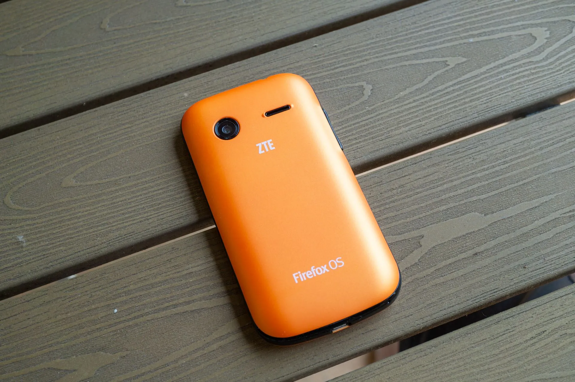 Cạnh bên của điện thoại ZTE Open chạy Firefox OS.