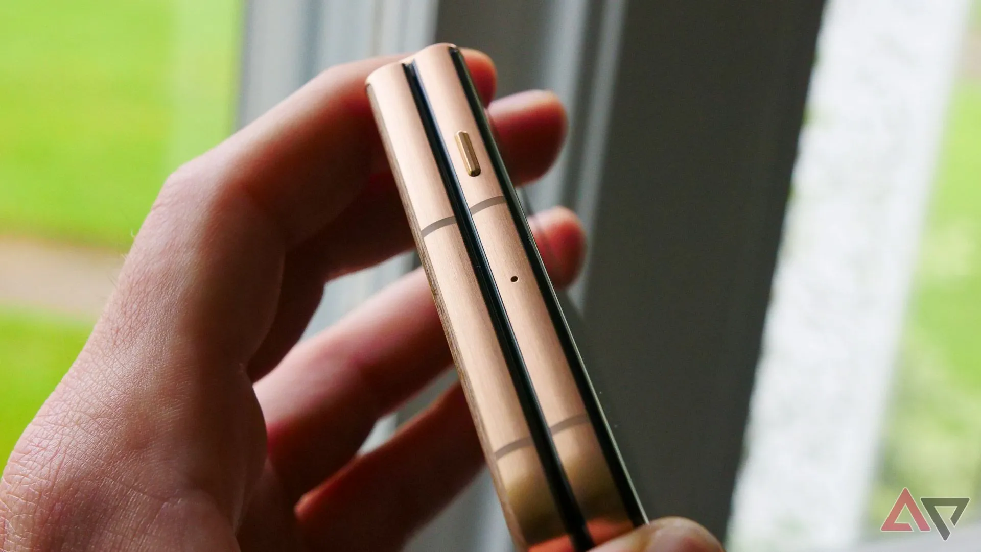 Cạnh bên điện thoại Moto Razr Ultra hiển thị nút cứng chuyên dụng có biểu tượng AI.
