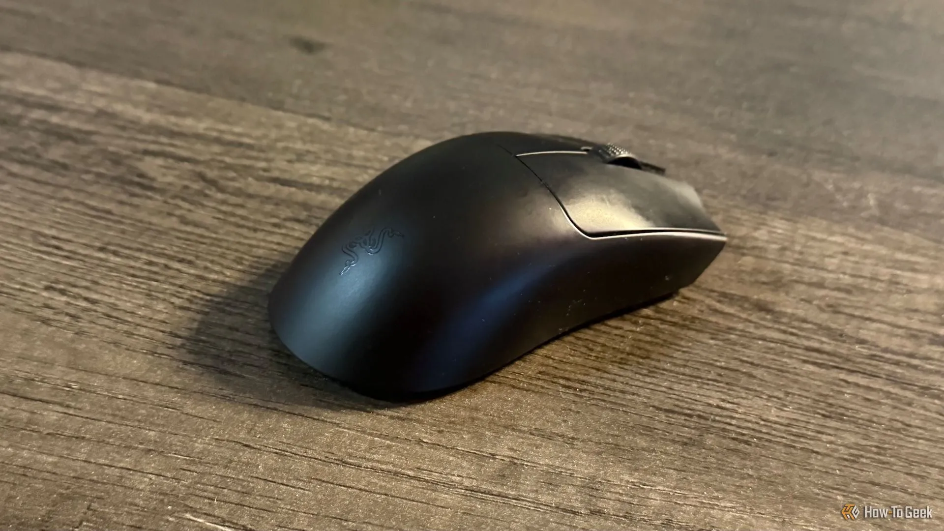Chuột gaming không dây Razer Viper V3 Pro màu đen đặt trên bàn, chụp ở góc nghiêng.