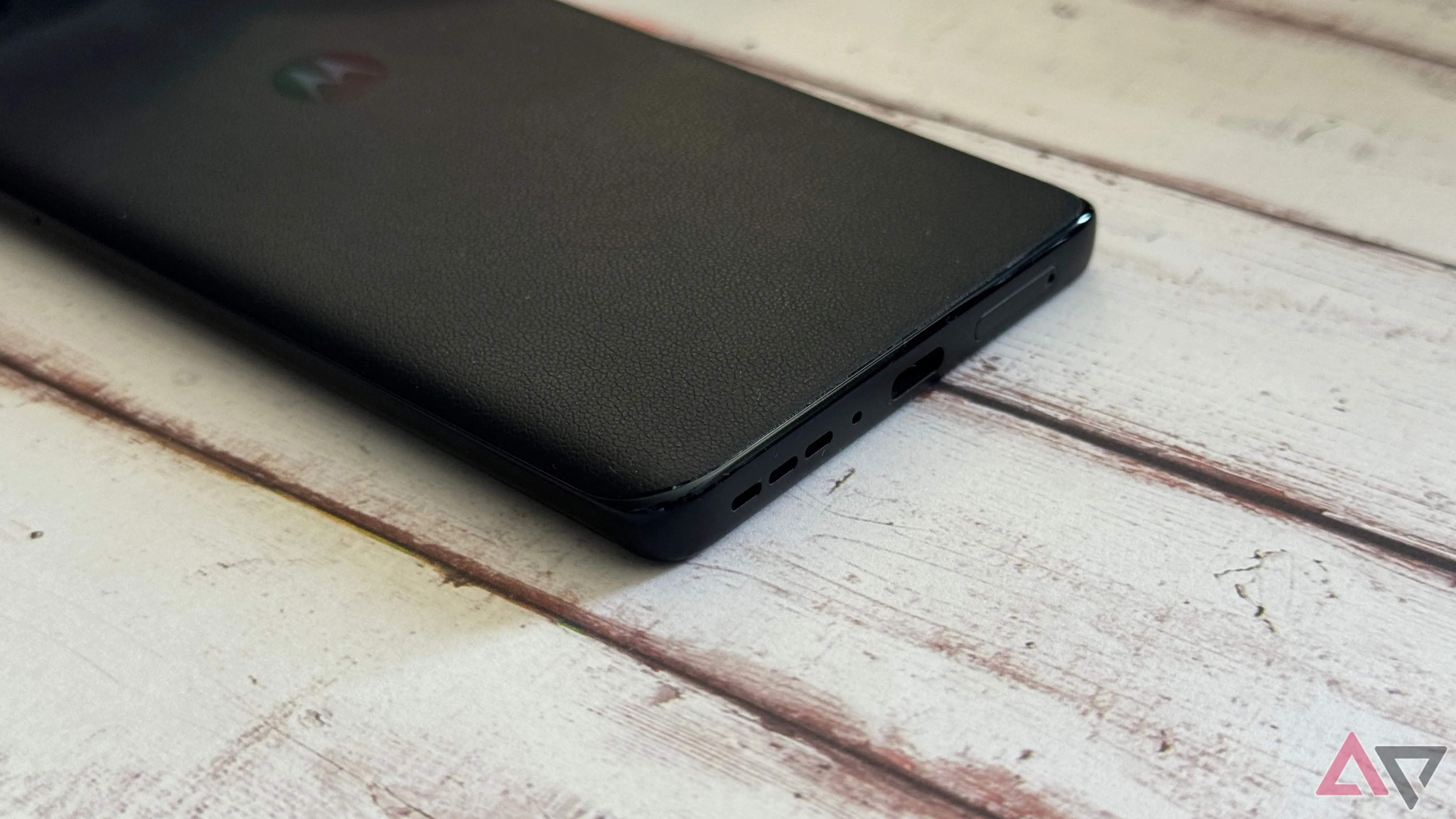 Cổng USB-C của điện thoại Moto Edge, hỗ trợ sạc nhanh.