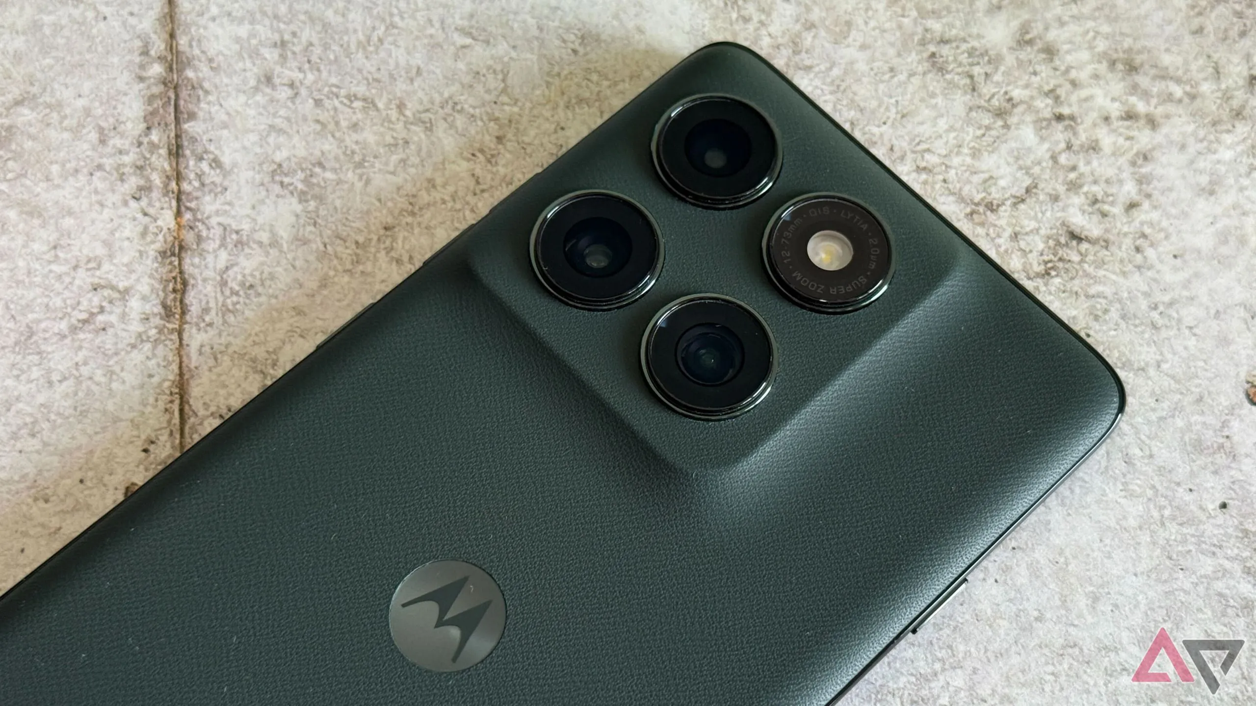 Cụm camera sau ba ống kính của Motorola Edge 2025.