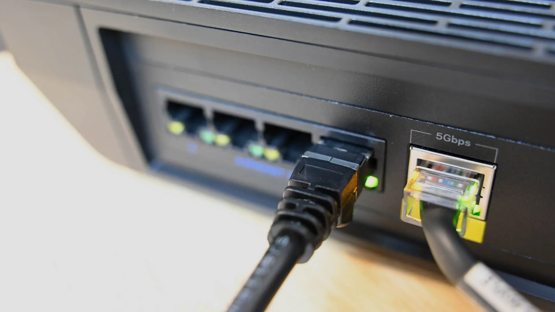 Dây cáp Ethernet cắm vào cổng mạng LAN trên router