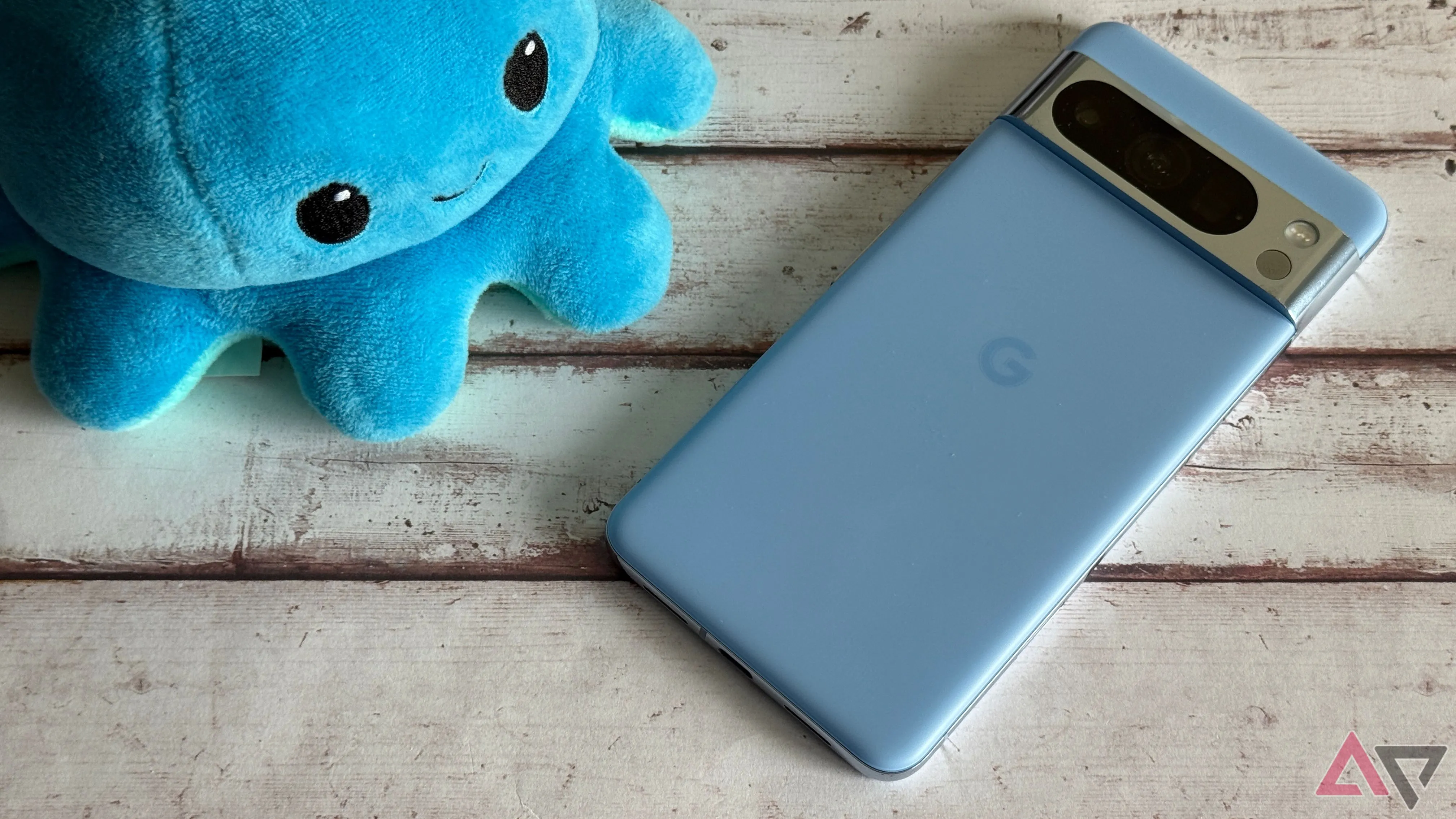 Điện thoại Google Pixel 8 Pro đặt cạnh một món đồ chơi nhồi bông, thể hiện một góc nhìn về thiết bị Pixel trong cuộc sống hàng ngày