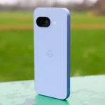 Điện thoại Google Pixel 9a màu tím đứng thẳng ngoài trời, khoe mặt lưng ấn tượng