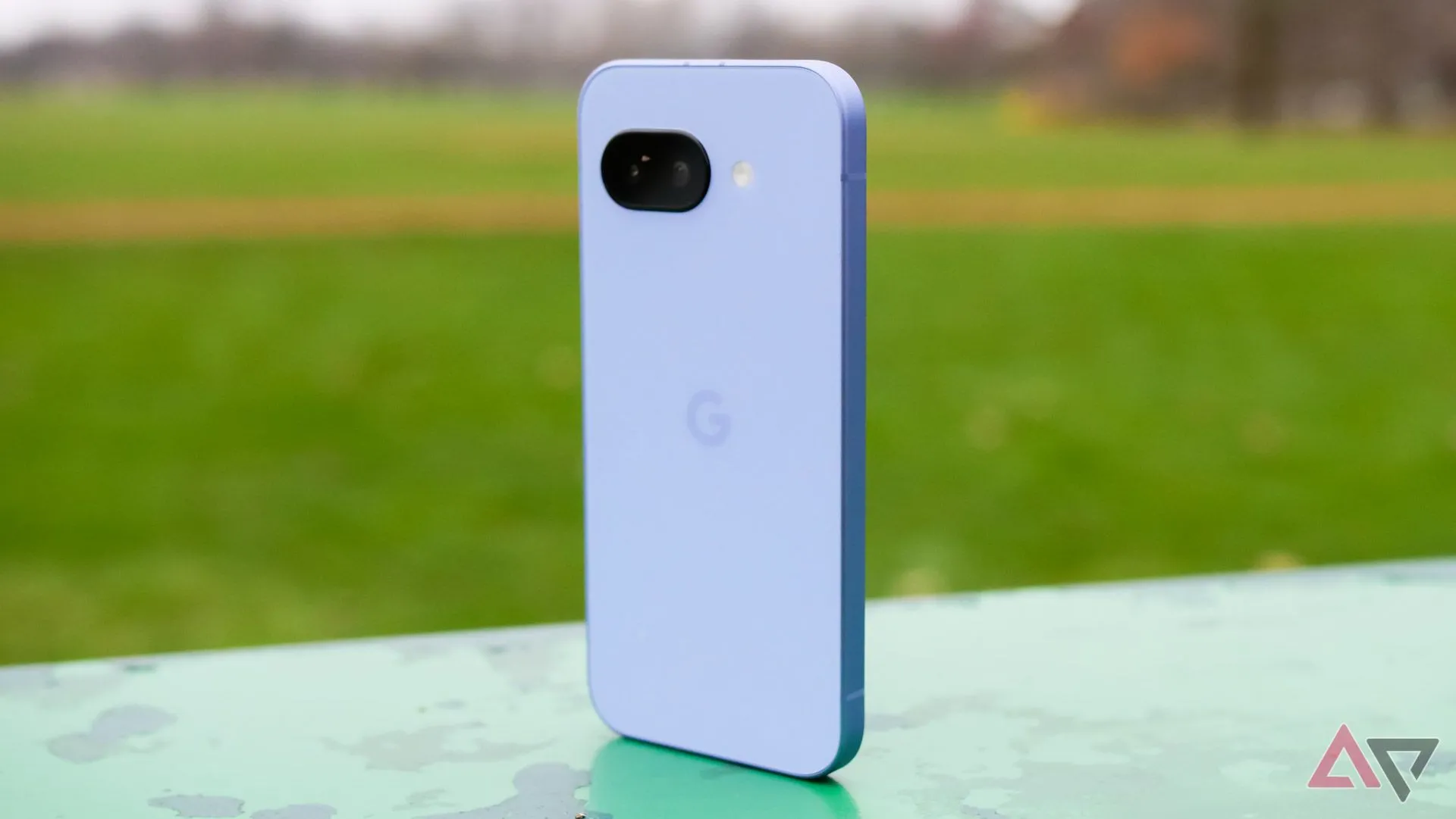 Điện thoại Google Pixel 9a màu tím đứng thẳng ngoài trời, khoe mặt lưng ấn tượng