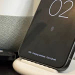 Điện thoại Google Pixel đang sạc pin trên đế sạc không dây.