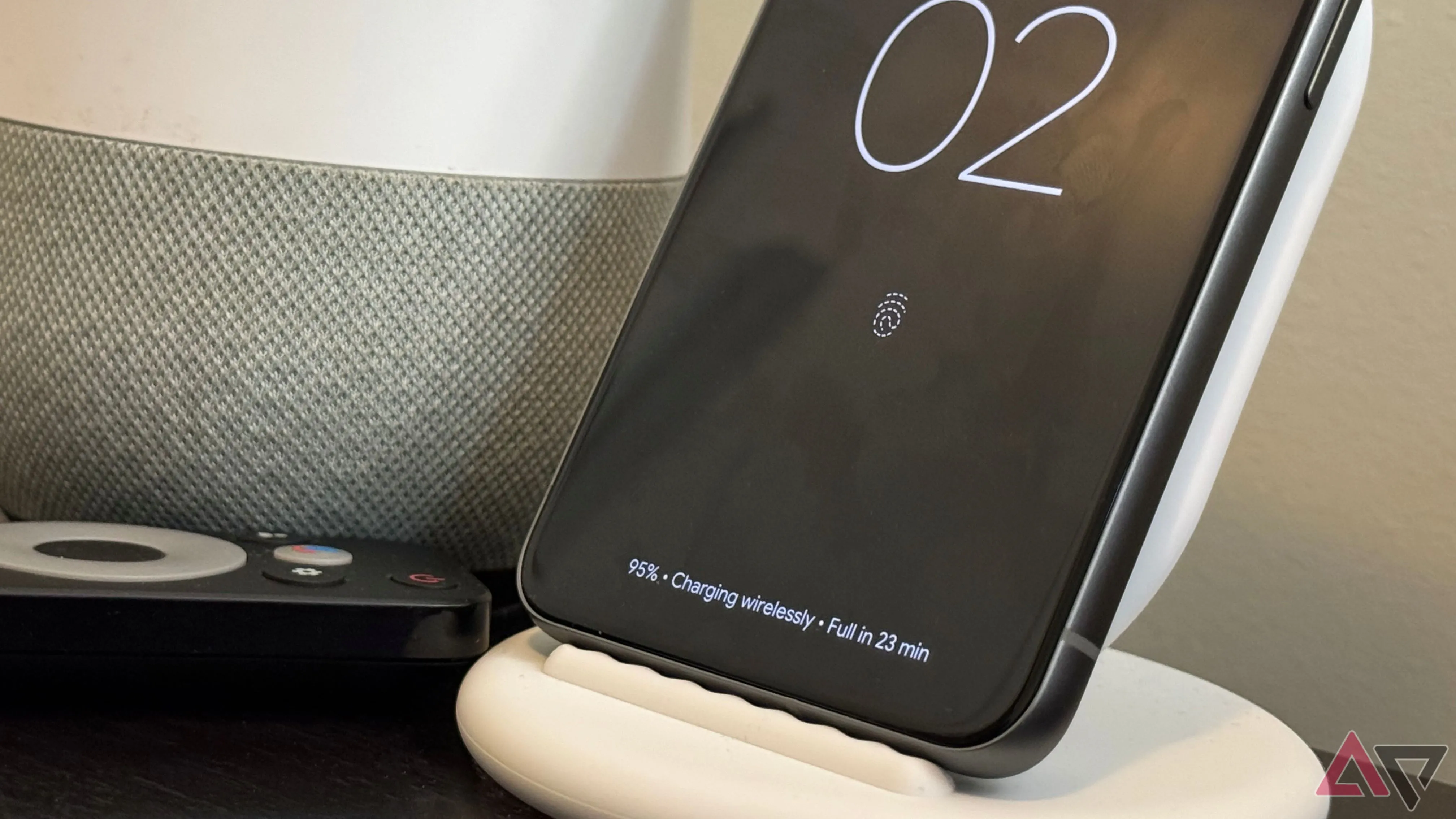 Điện thoại Google Pixel đang sạc pin trên đế sạc không dây.