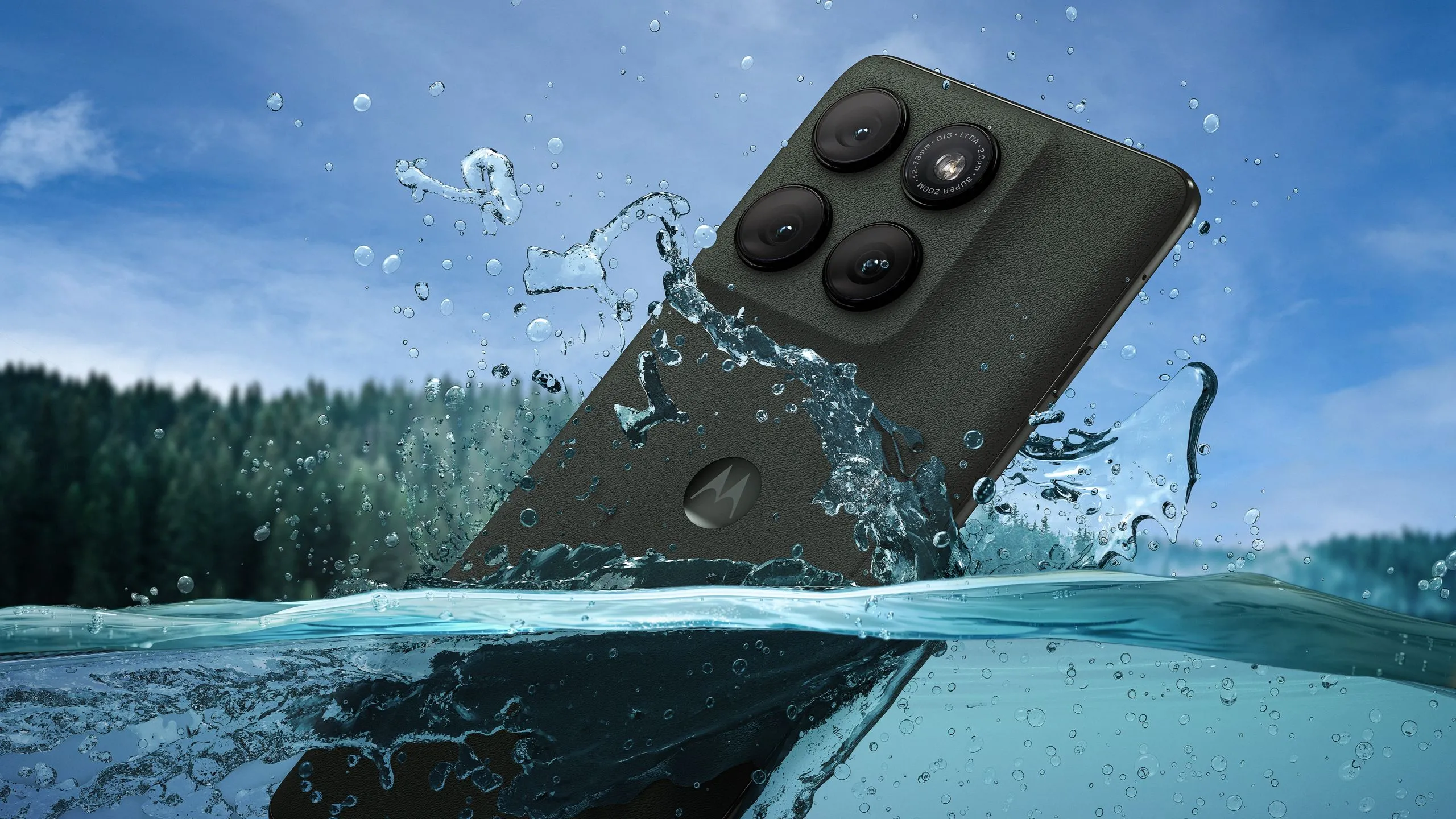 Điện thoại Moto Edge 2025 trong nước thể hiện khả năng kháng nước IP68.