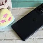 Điện thoại Motorola Edge 2025 đặt cạnh mô hình Pusheen.