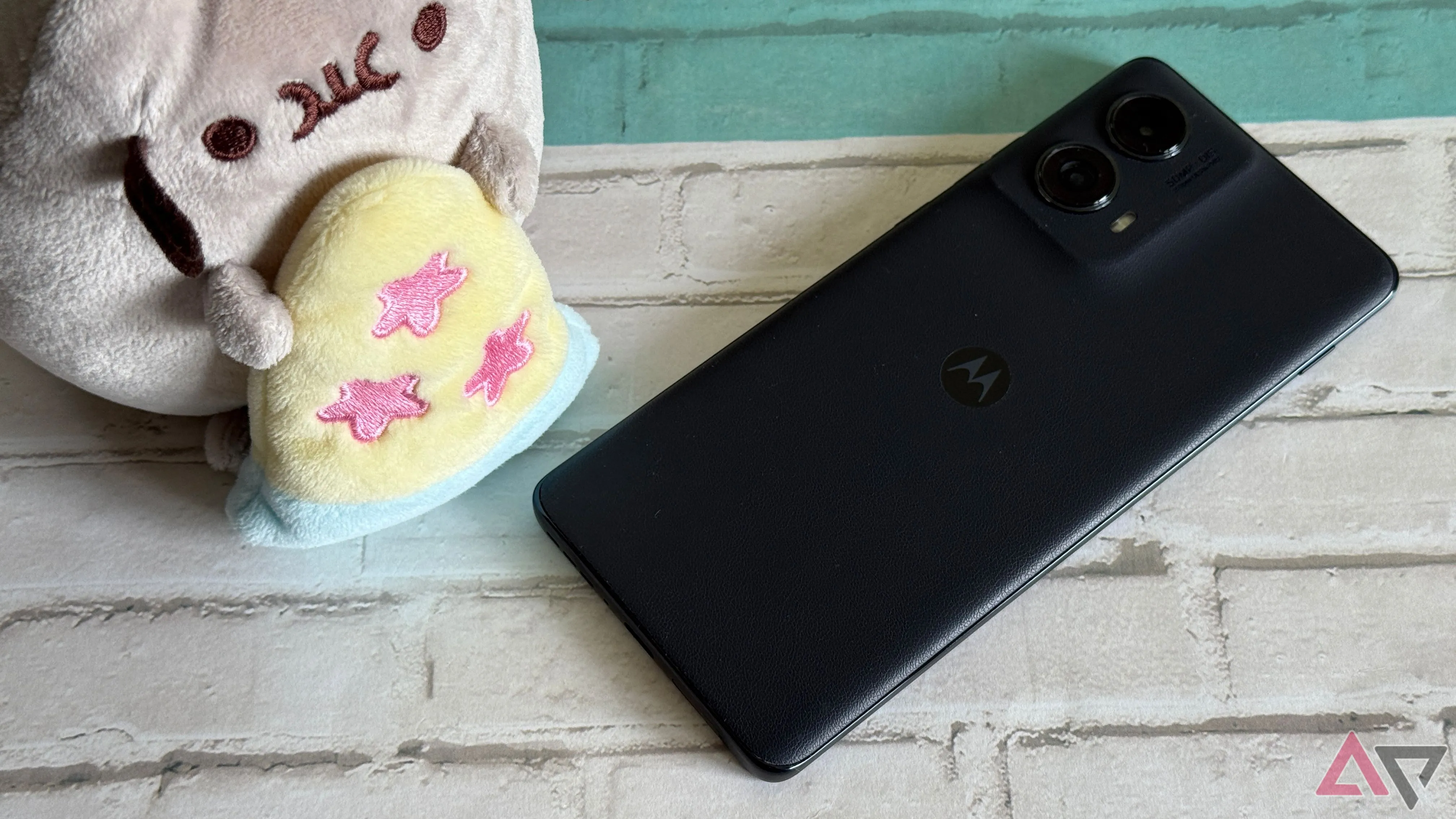 Điện thoại Motorola Edge 2025 đặt cạnh mô hình Pusheen.