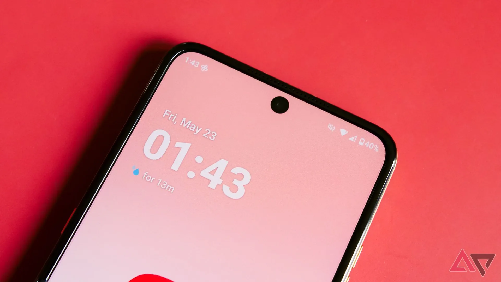 Điện thoại Motorola Razr Ultra (2025) màu đỏ tía đang mở ra, hiển thị màn hình gập và camera.