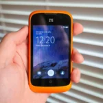 Điện thoại ZTE Open chạy Firefox OS hiển thị màn hình chính.