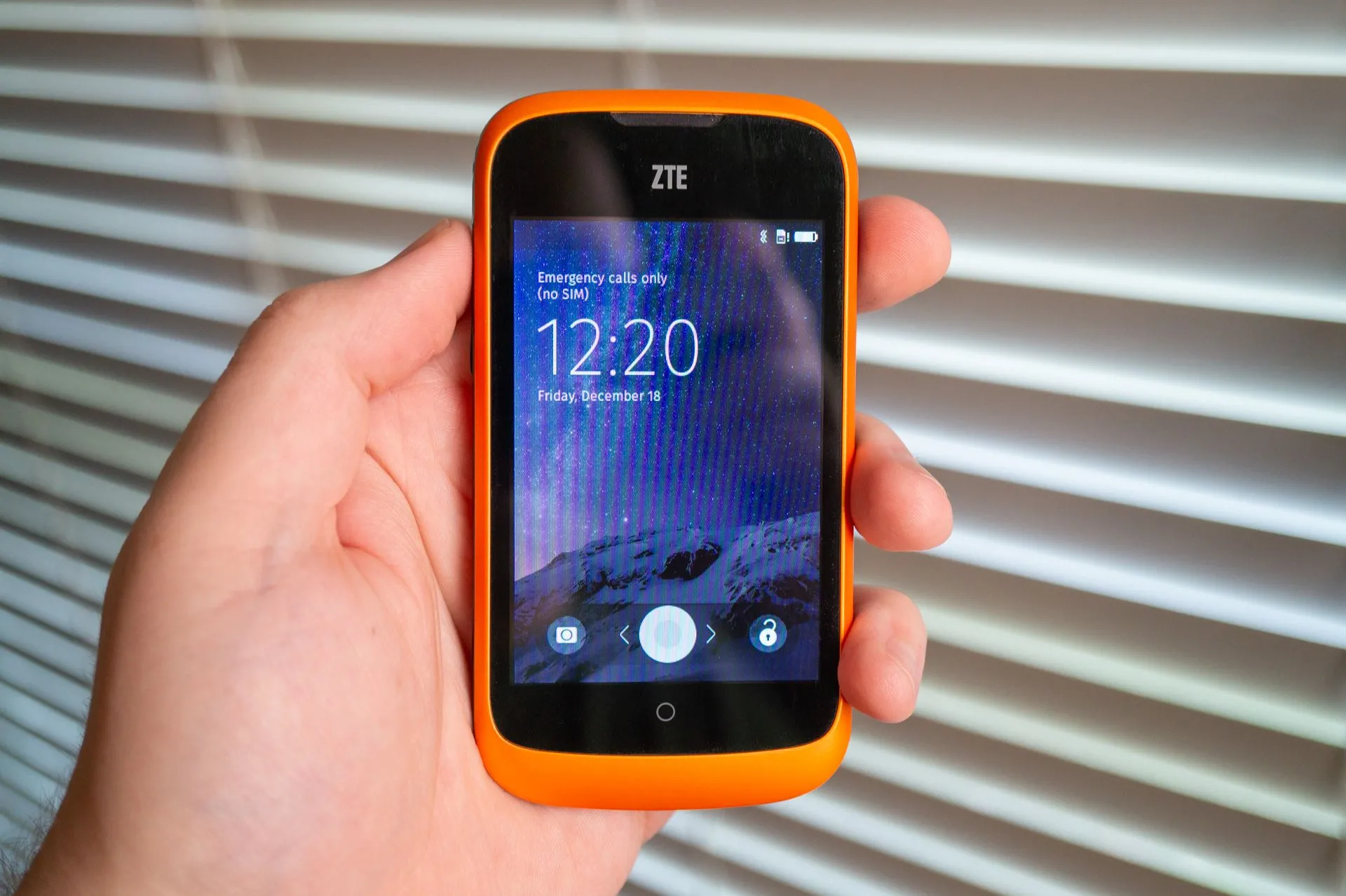 Điện thoại ZTE Open chạy Firefox OS hiển thị màn hình chính.
