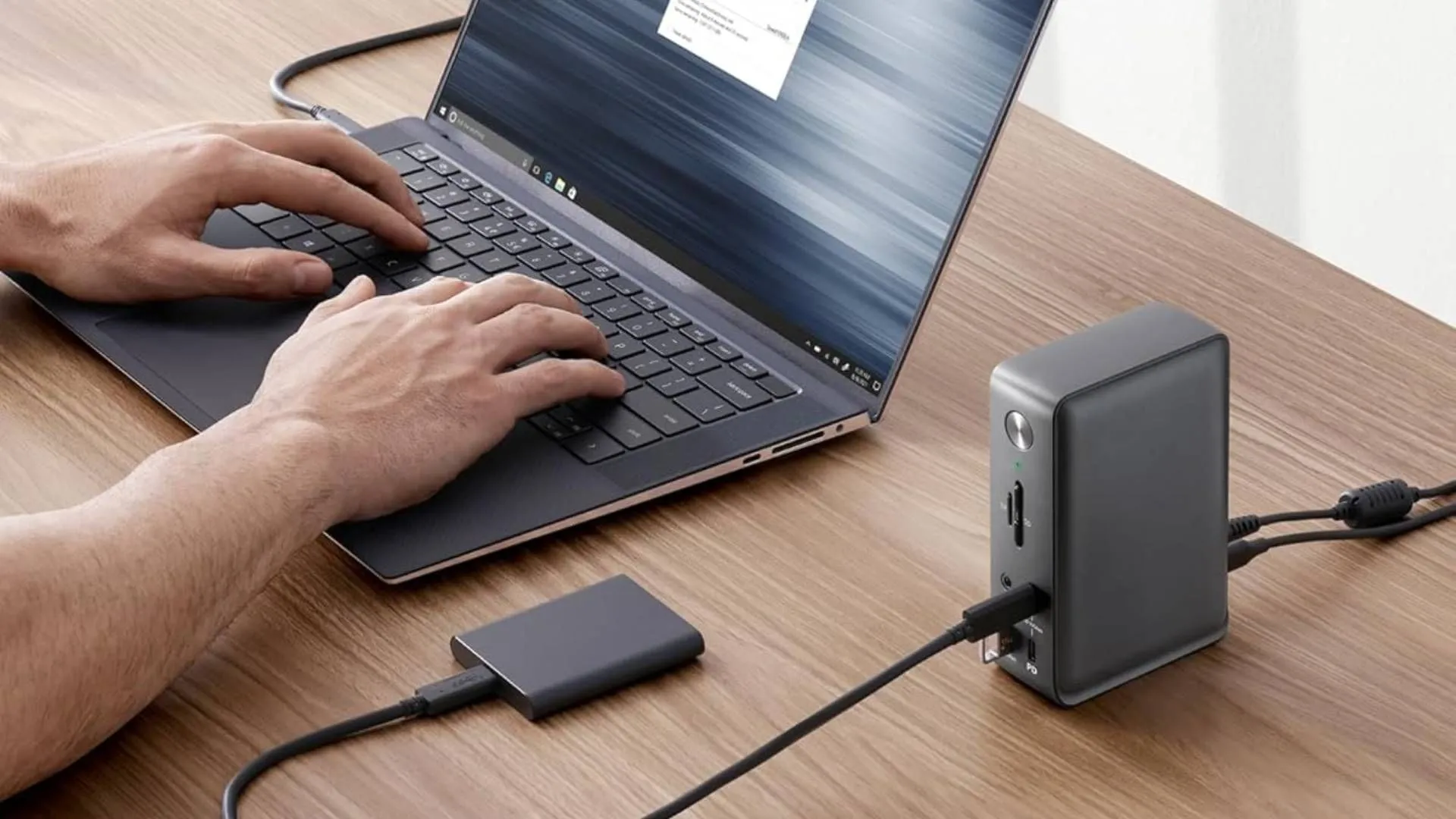Docking Station USB-C Anker 13 trong 1 cắm vào máy tính