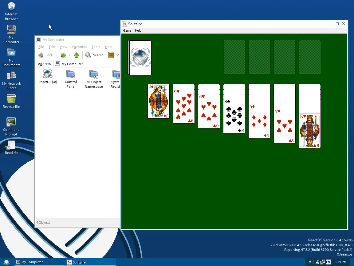 Giao diện desktop của ReactOS với File Explorer và trò chơi Solitaire