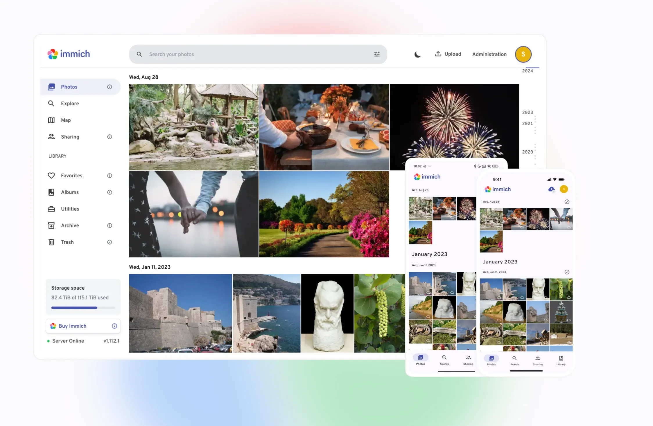 Giao diện ứng dụng web Immich trên điện thoại và máy tính, một lựa chọn self-host thay thế Google Photos để quản lý ảnh riêng tư
