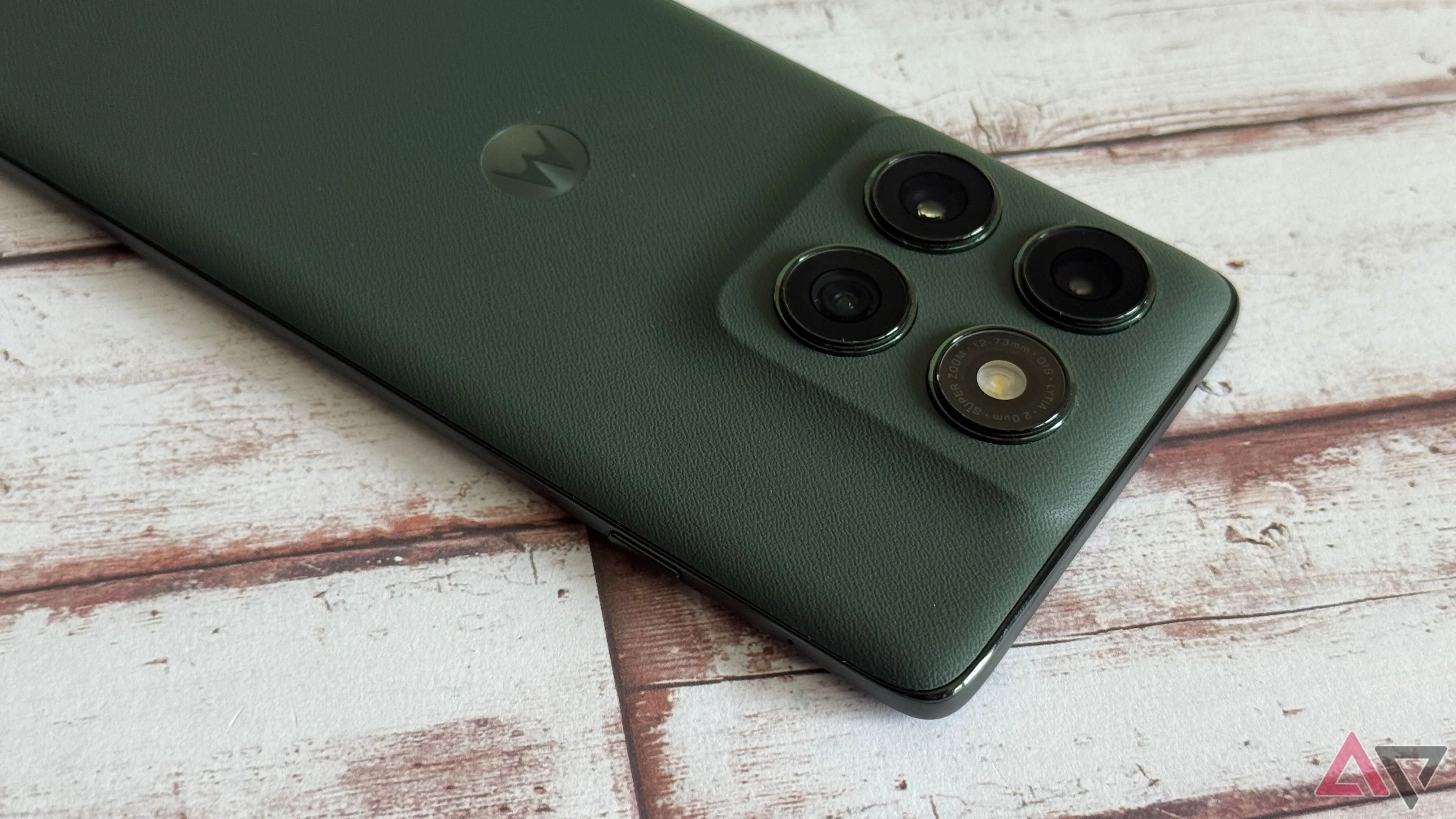 Góc nhìn xuống cụm camera của Motorola Edge 2025, làm nổi bật thiết kế ống kính và viền máy