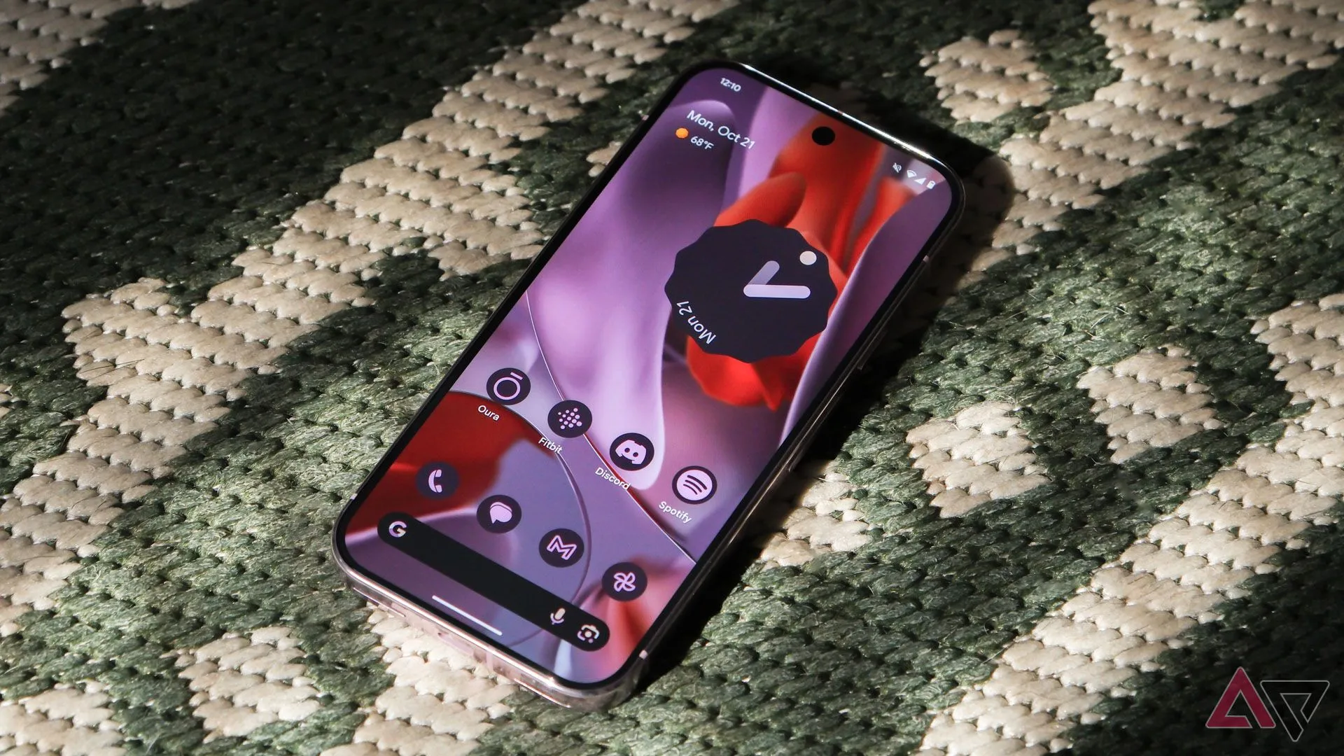 Google Pixel 9 Pro đặt màn hình ngửa trên thảm xanh, minh họa thiết kế có thể tương đồng với Pixel 10 Pro