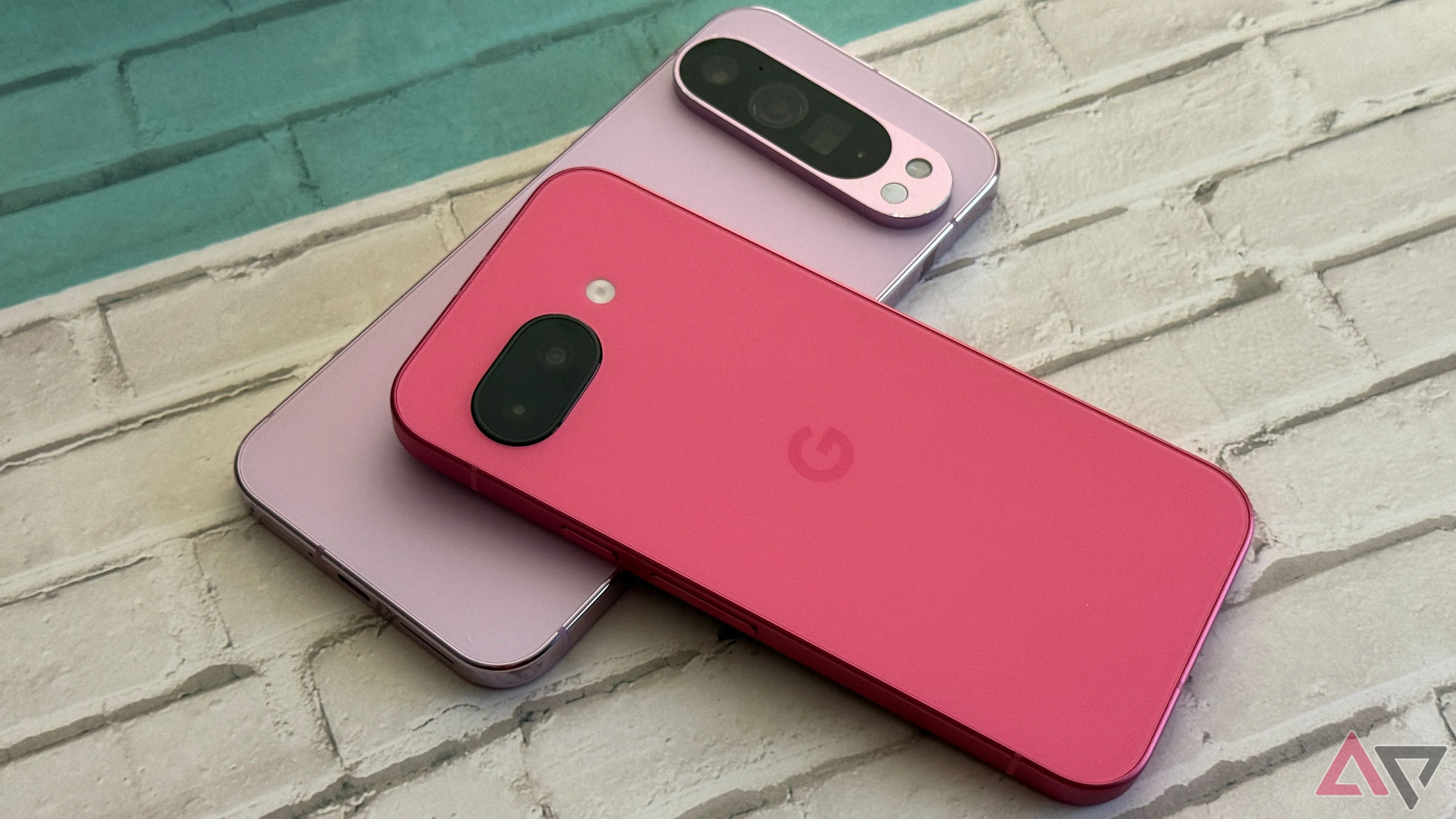 Hai mẫu điện thoại Google Pixel 9a và Google Pixel 9 Pro XL xếp chồng lên nhau, thể hiện các phiên bản mới nhất của dòng Pixel