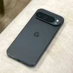 Hình ảnh cận cảnh điện thoại Google Pixel 9 Pro đặt trên ghế sofa