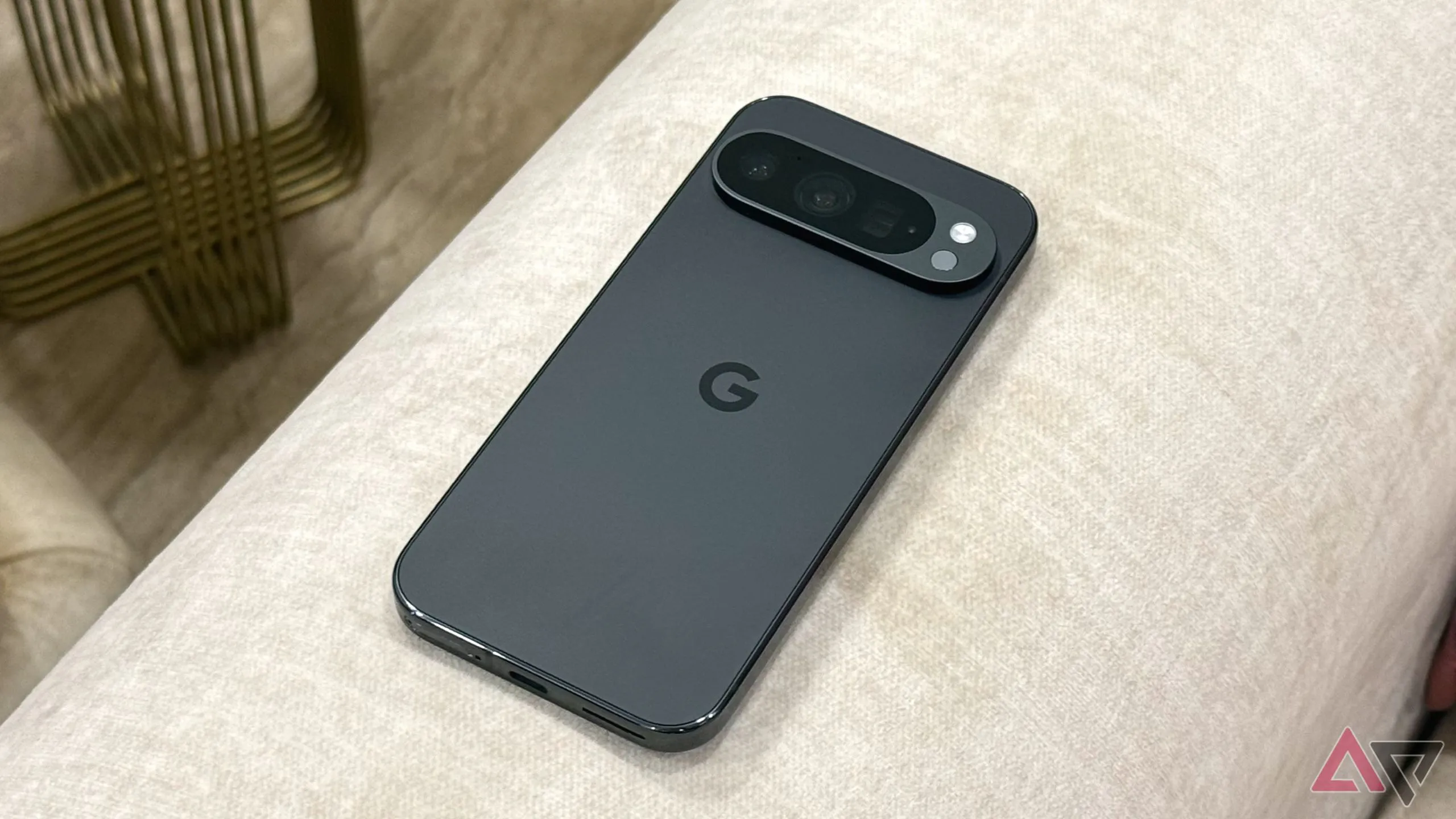 Hình ảnh cận cảnh điện thoại Google Pixel 9 Pro đặt trên ghế sofa
