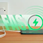 Hình ảnh điện thoại đang sạc với biểu tượng sạc nhanh hiển thị trên màn hình, minh họa tốc độ sạc pin điện thoại