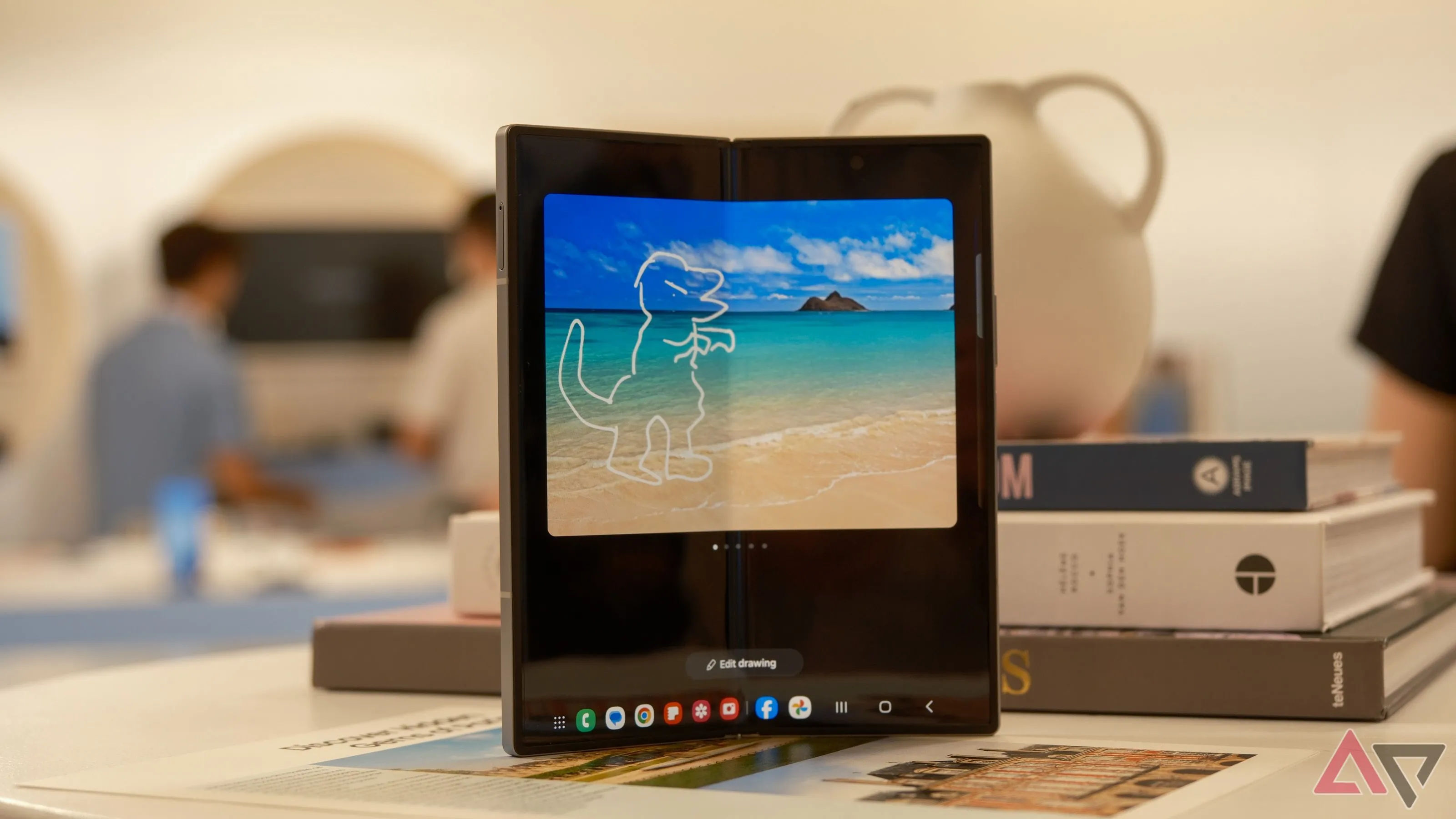 Hình ảnh điện thoại Samsung Galaxy Z Fold hiển thị AI, minh họa cho Galaxy Z Fold 7 vừa đạt chứng nhận FCC tại Mỹ.