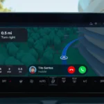 Hình ảnh màn hình Apple CarPlay hiển thị thông báo cuộc gọi dưới dạng thanh nhỏ gọn, không che khuất bản đồ dẫn đường.