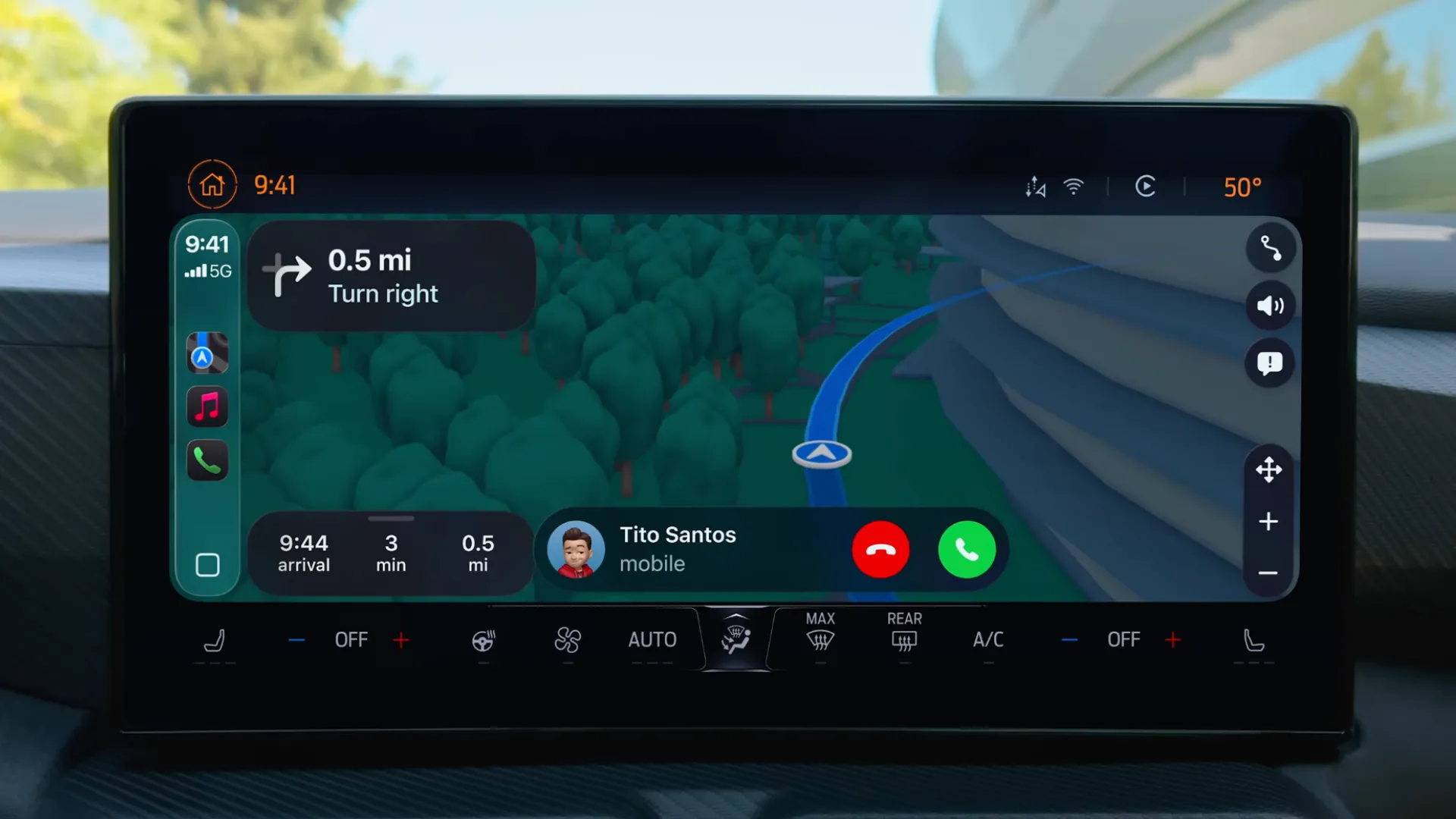 Hình ảnh màn hình Apple CarPlay hiển thị thông báo cuộc gọi dưới dạng thanh nhỏ gọn, không che khuất bản đồ dẫn đường.