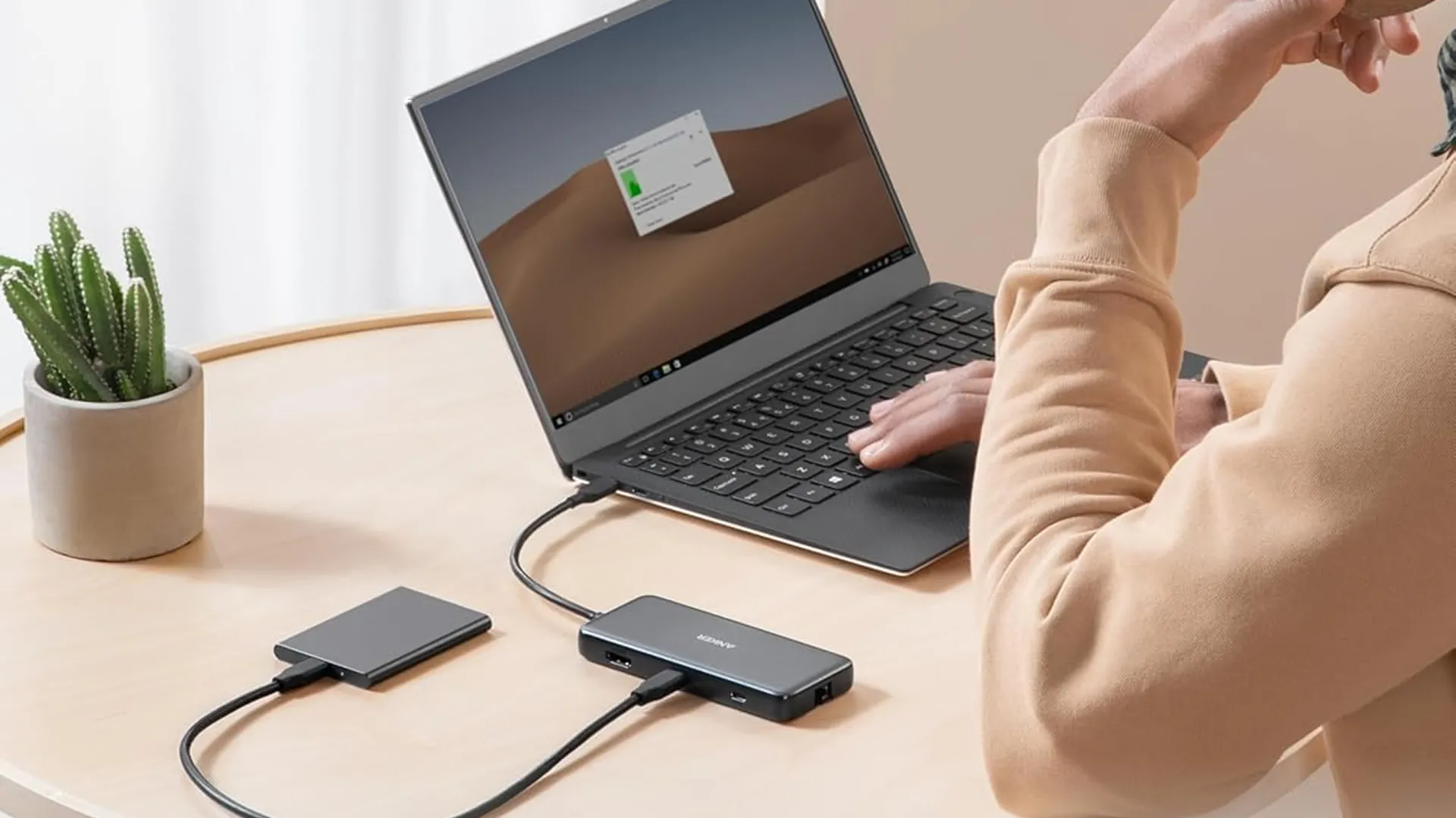 Hub USB-C Anker 555 8 trong 1 đặt trên bàn, cắm vào laptop