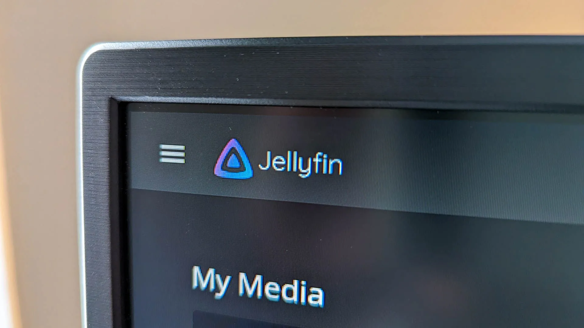 Logo máy chủ media Jellyfin trên màn hình máy tính, một giải pháp self-host cho thư viện giải trí tại nhà