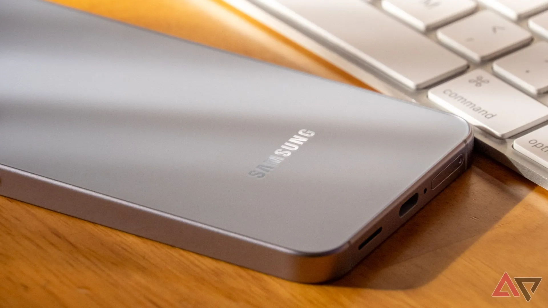 Logo Samsung trên điện thoại Galaxy, gợi ý sự tích hợp AI của Perplexity với thiết bị Samsung