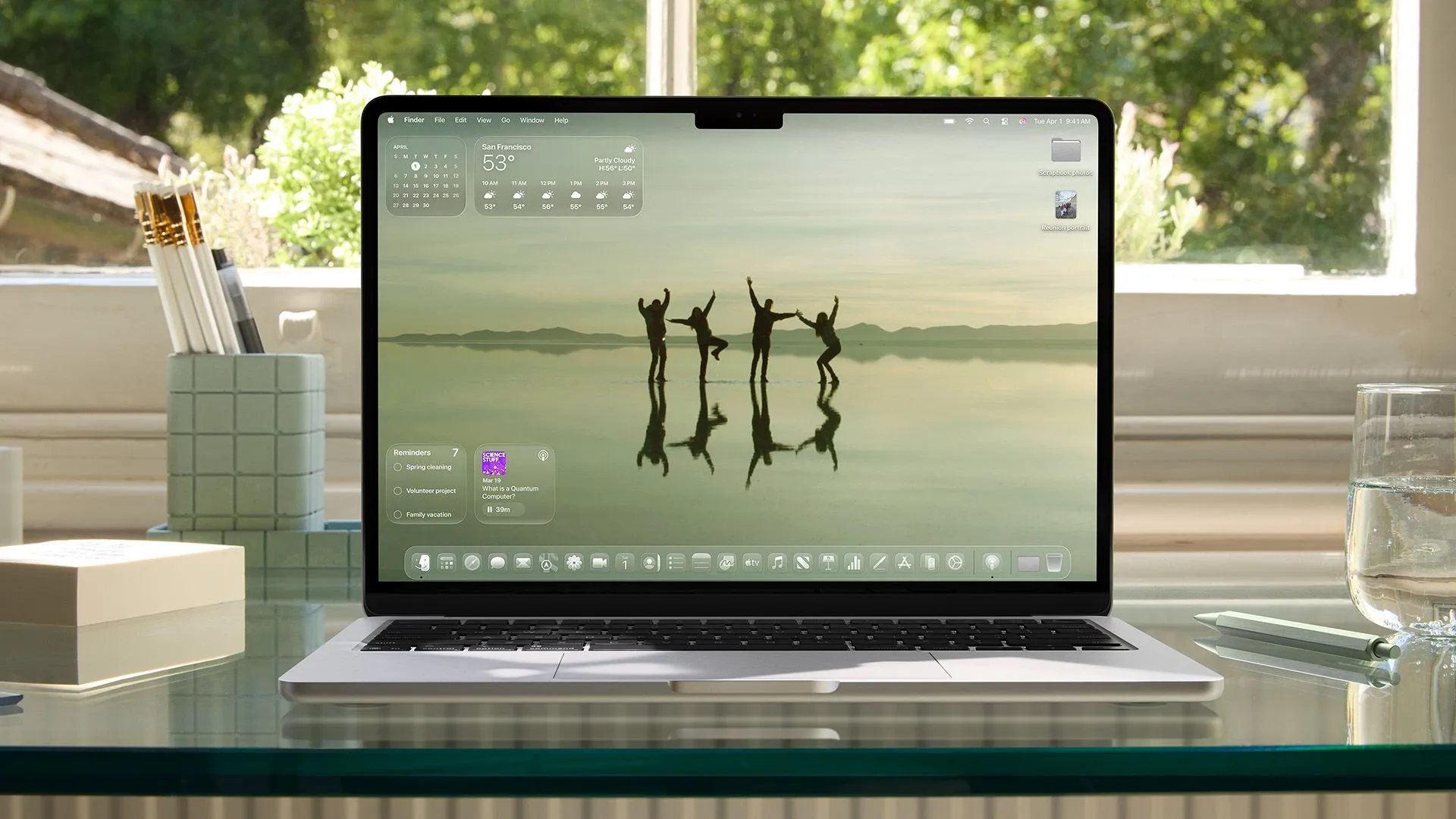 MacBook hiển thị giao diện macOS Tahoe 26