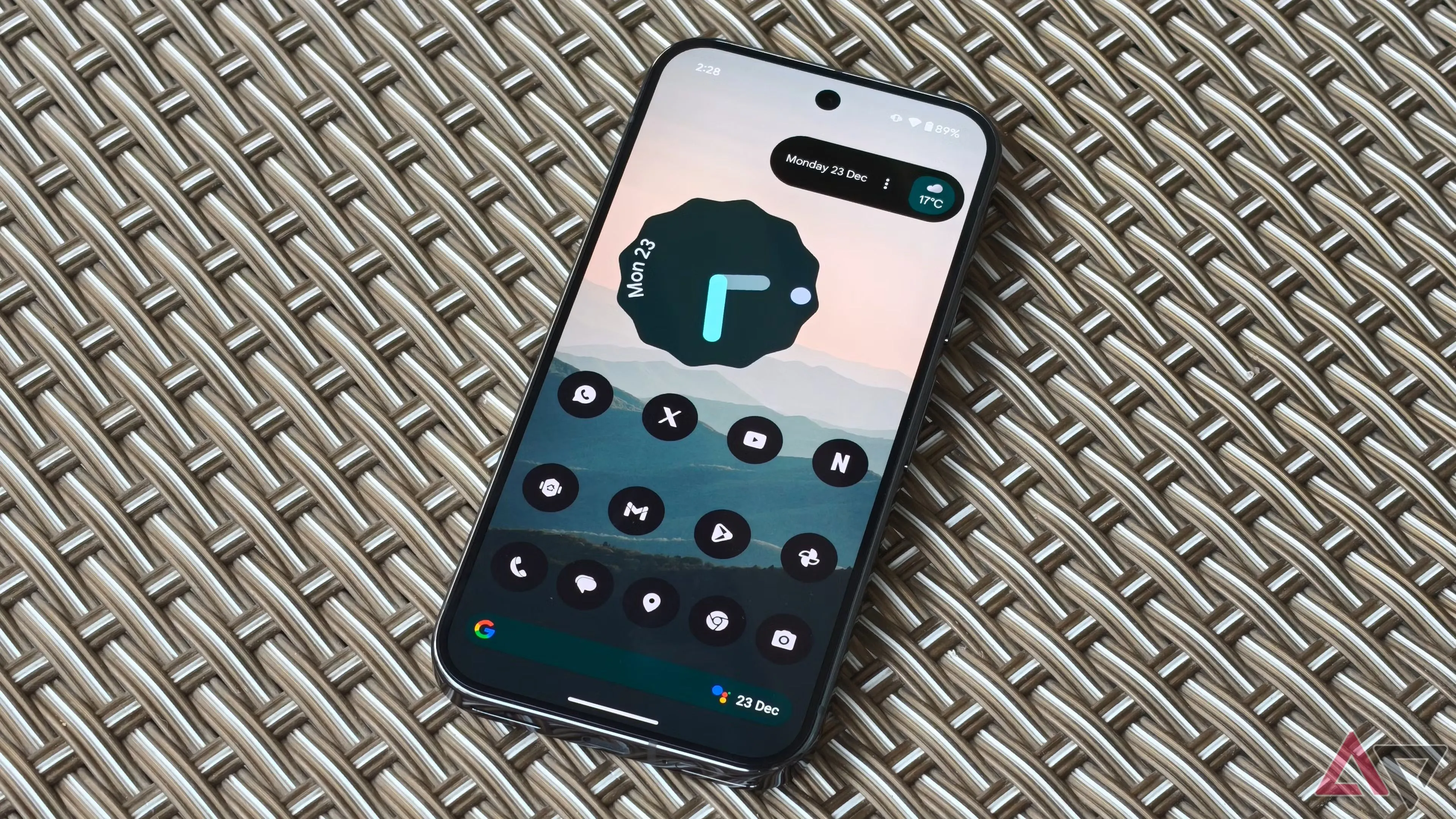Màn hình chính của điện thoại Pixel 9 Pro, minh họa giao diện sau khi cập nhật Android 16