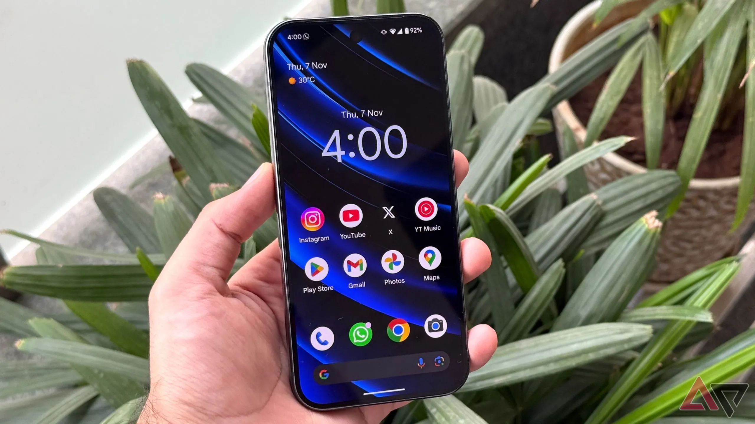 Màn hình chính đang hiển thị trên điện thoại Google Pixel