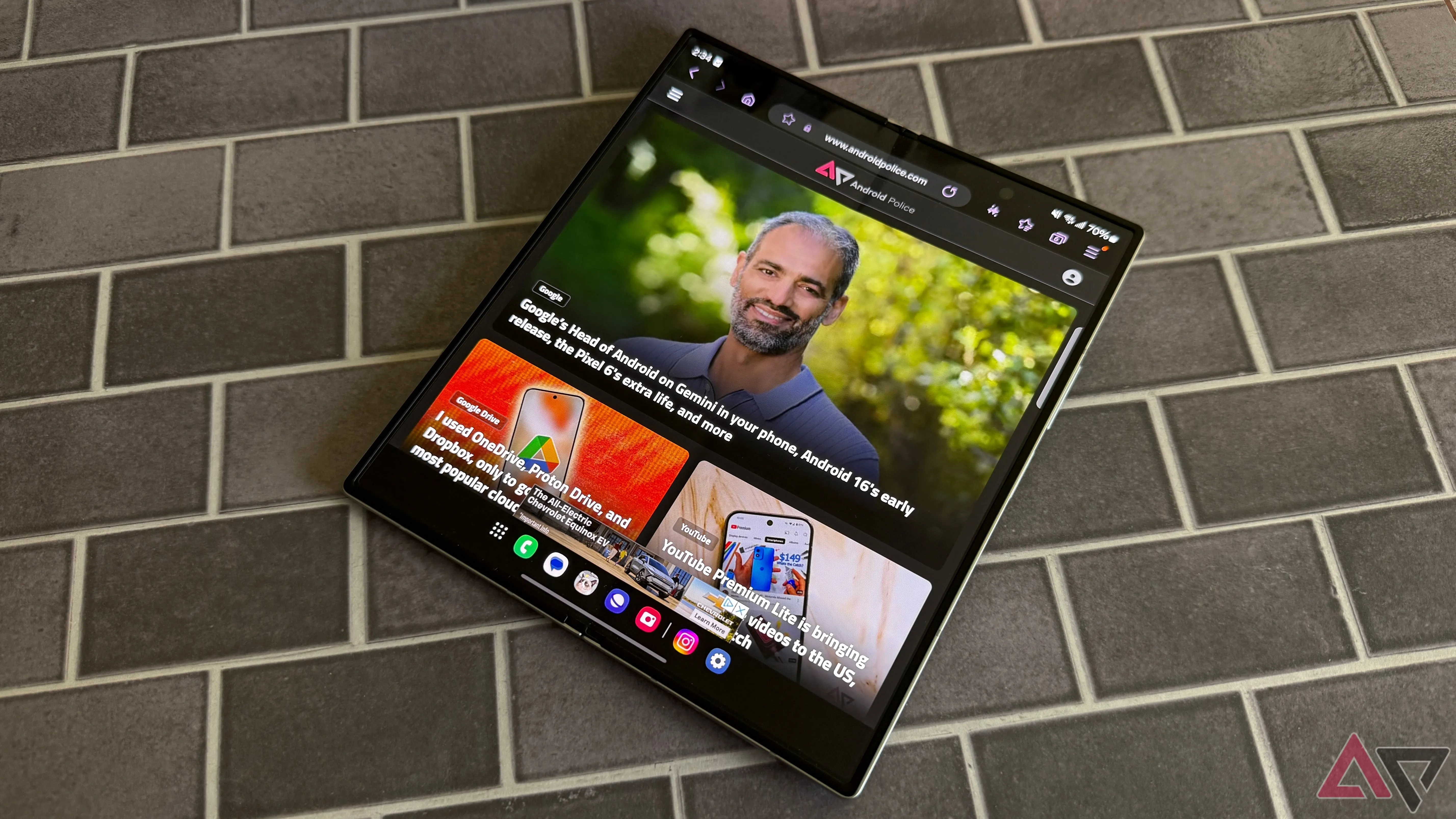 Màn hình ngoài của Samsung Galaxy Z Fold, minh họa cho các mẫu gập Galaxy Z Fold 7 và Z Flip 7 sắp ra mắt.