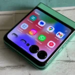 Màn hình phụ Motorola Razr 2025 hiển thị các ứng dụng phổ biến