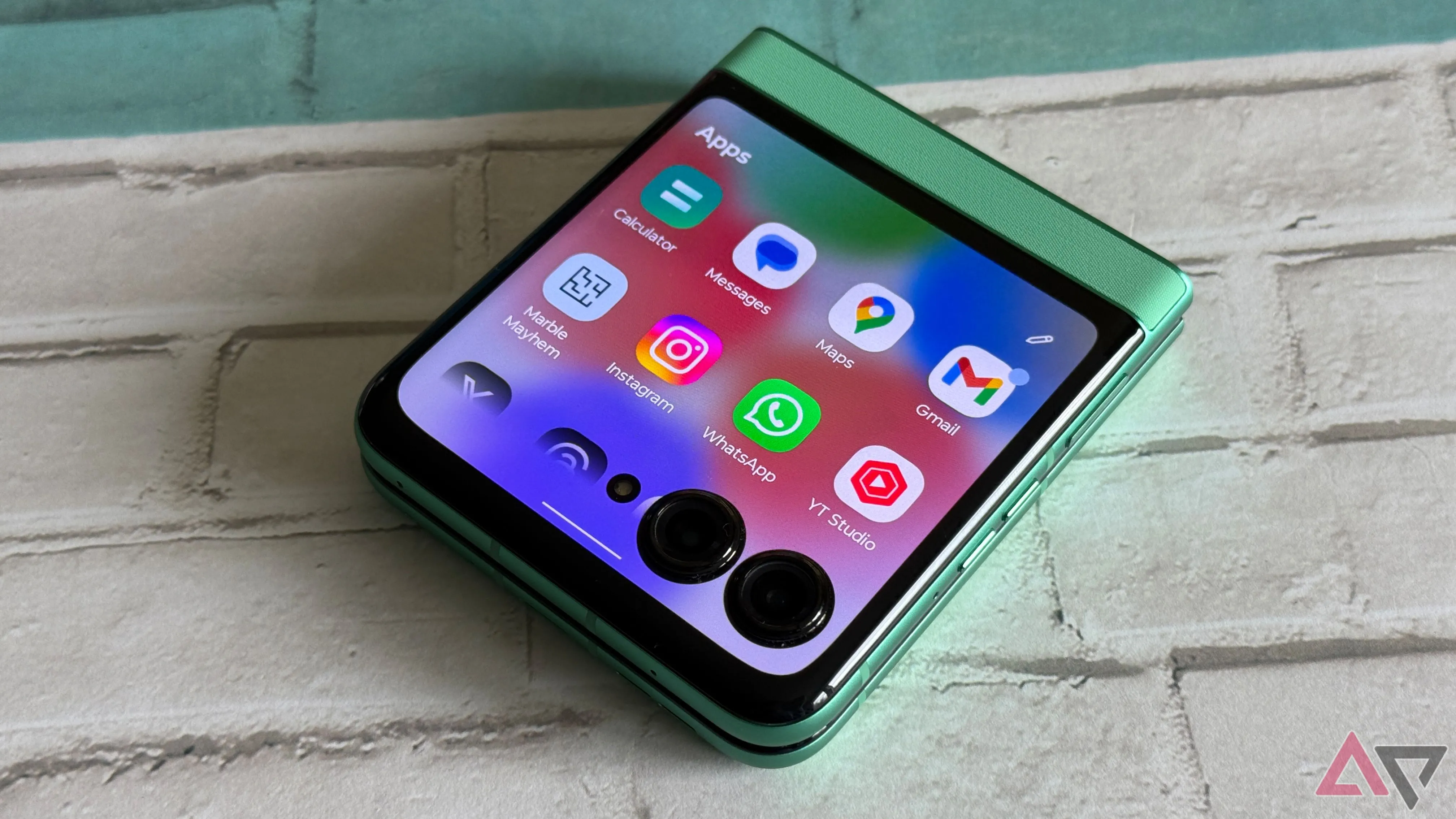 Màn hình phụ Motorola Razr 2025 hiển thị các ứng dụng phổ biến