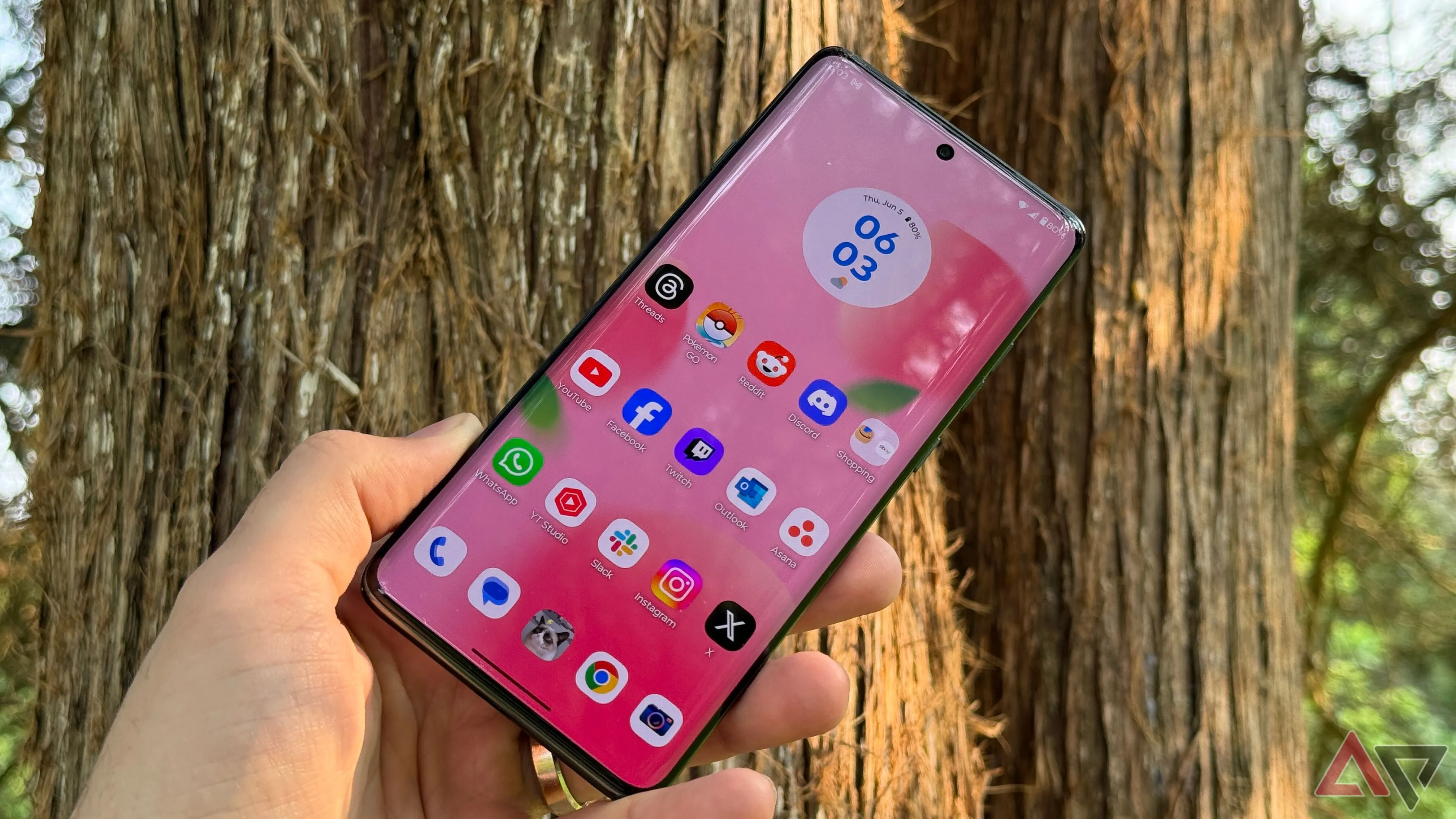 Màn hình pOLED tuyệt đẹp của Motorola Edge 2025 hiển thị ngoài trời