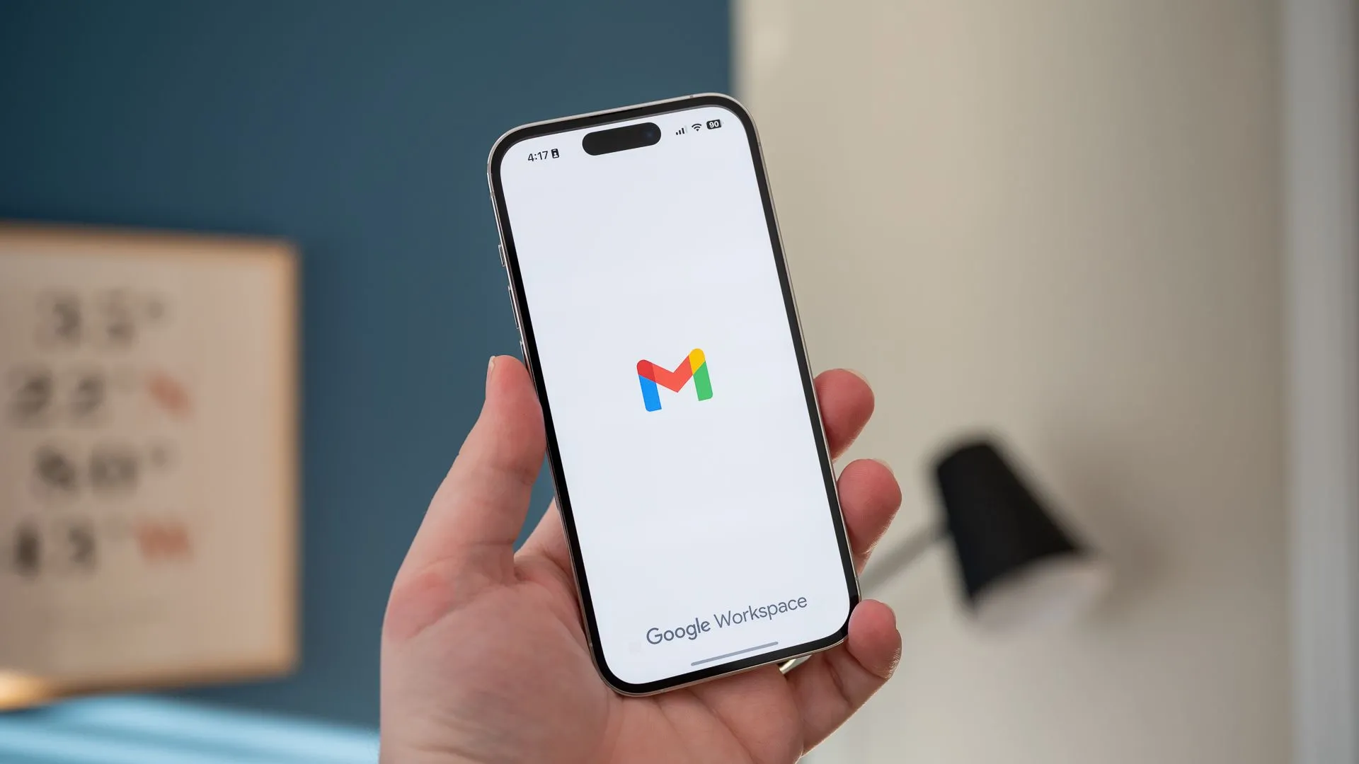 Màn hình ứng dụng Gmail trên iPhone 14 Pro hiển thị màn hình tải, minh họa lỗi Gmail trên iOS do Pi-hole
