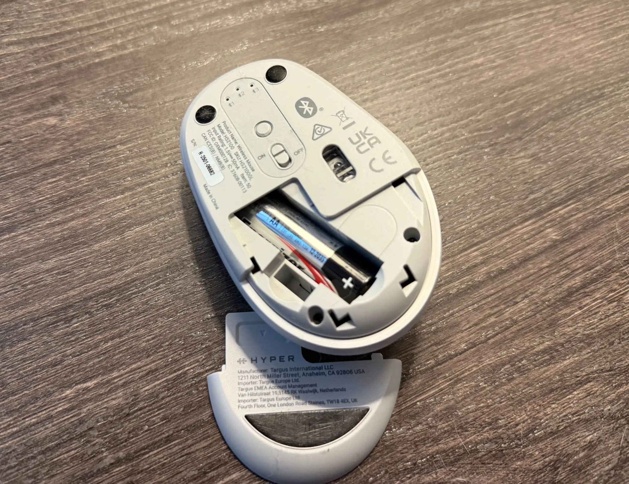 Mặt dưới chuột Hyper HyperSpace Bluetooth với ngăn chứa pin AA